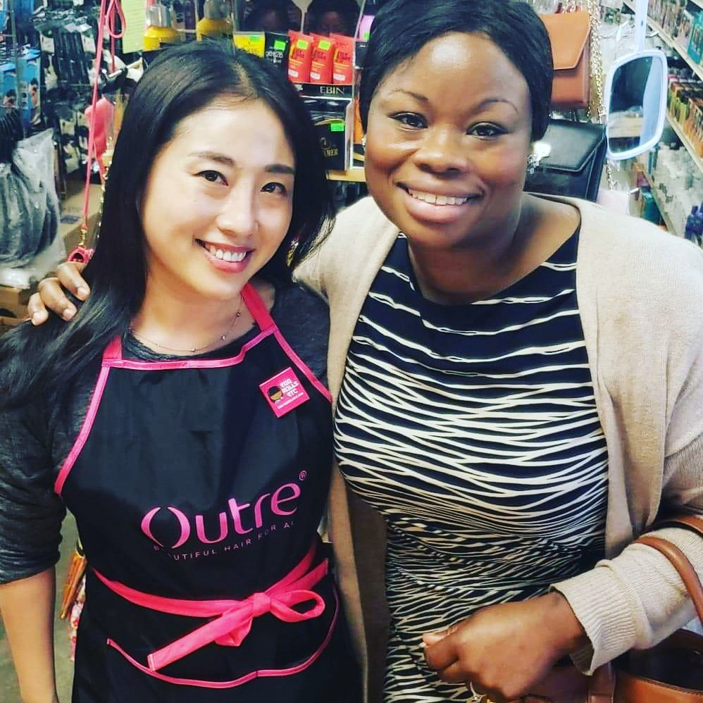 etc_egg's tweet image. Thanks for the support Kim @beautyline 
She Rolls with Egg Rolls Etc!
Her favorites are:
🇰🇷Korean beef paired with Asian mayo 
🧀🍗Buffalo chicken and of course 
Gert's collard greens with smoked turkey
🤷🏾‍♀️
#eggrollsetcchicagobusiness #chicagosveryown #chicagosbest#tasteofchicago