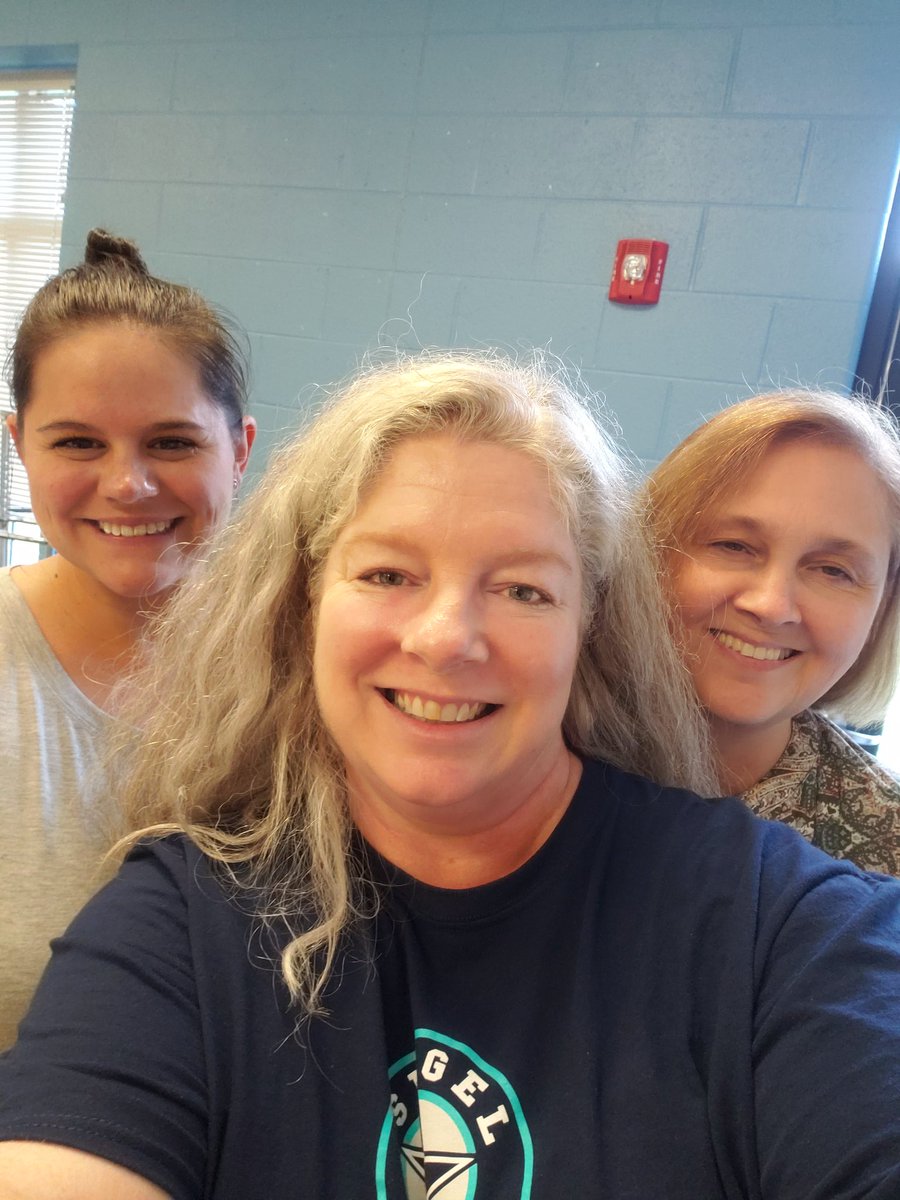 sciencereaction's tweet photo. 2 days Instructional Tech workshops ✔ It's energizing to network w/like minded Ts w/in our district. We might be rival schools & harbor healthy competitiveness, but we all have same goal when it comes to our Ss, find ways to help them learn. #RuCoShift2 #rcsblends @kpuckett1005 https://t.co/yaesYVG7OM
