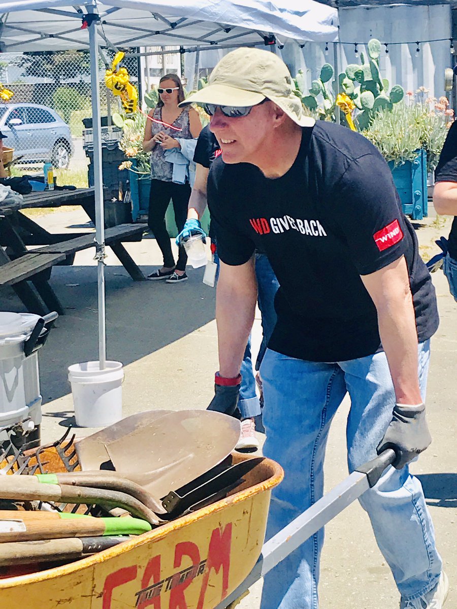 goepoch's tweet photo. ☀️ More than *30* @WindRiver employees making an impact today with @thealamedapoint (an incredible nonprofit; they help families and adults break the cycle of homelessness and poverty)✊🏼 https://t.co/q7lZA6AZuC