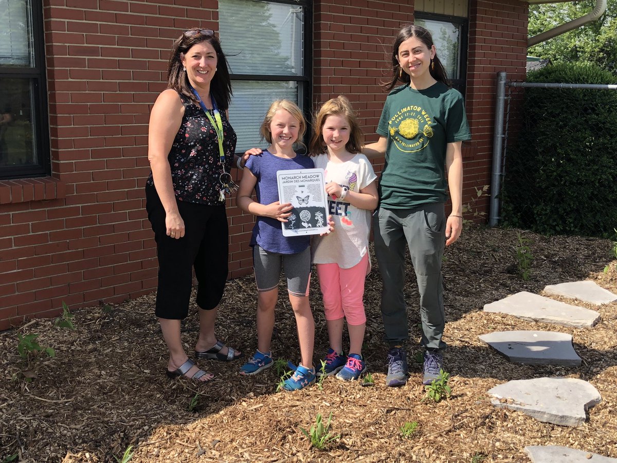 mounsb2012's tweet photo. Un bel après-midi pour planter différentes espèces natives dans notre jardin avec les familles! @CscProvidence @EECStPhilippe @JP_Providence @DenisMRobert @JPGagnier @Cscp_CI #jardinpolinisateur#ontarionativescape#pollinatorpartnership#bbqenfamille#chathamkent https://t.co/N6QrFLyZ2x