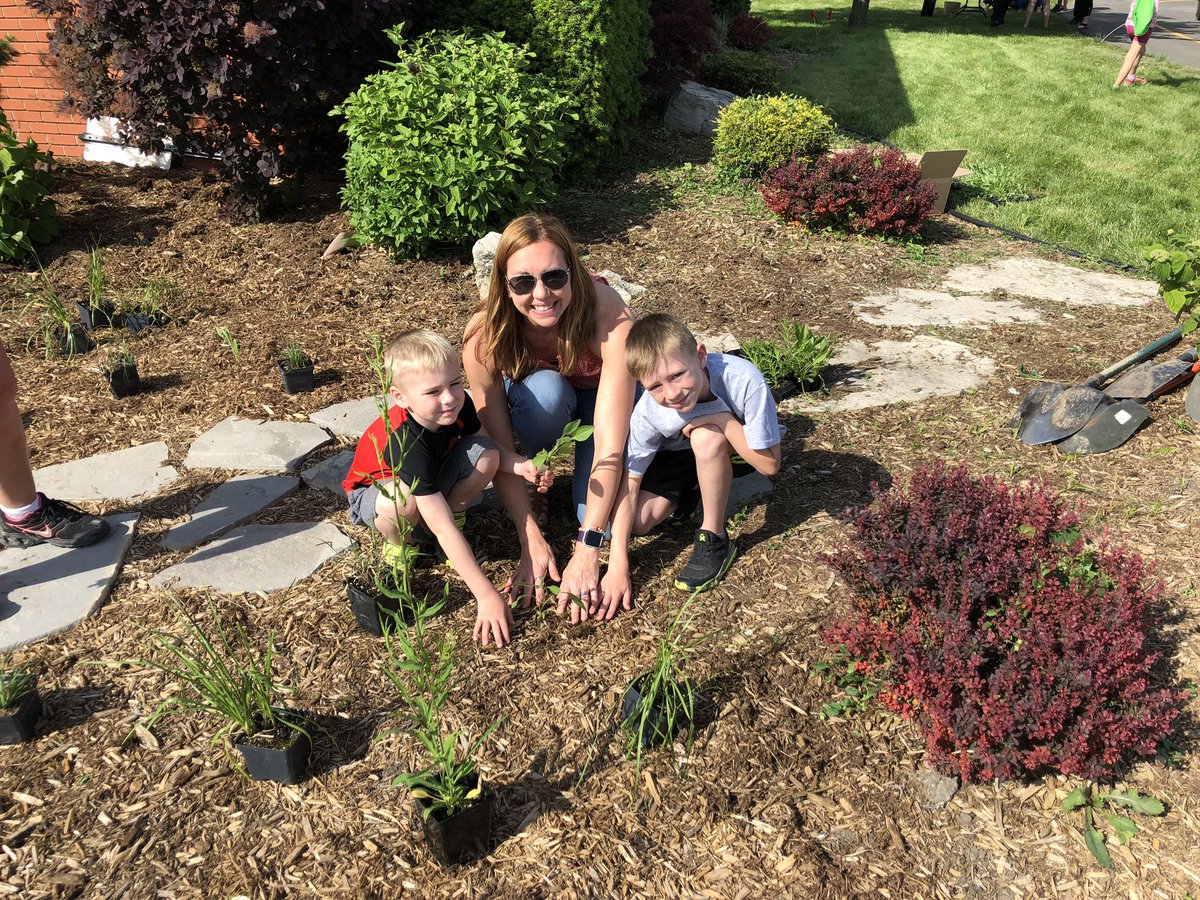 mounsb2012's tweet photo. Un bel après-midi pour planter différentes espèces natives dans notre jardin avec les familles! @CscProvidence @EECStPhilippe @JP_Providence @DenisMRobert @JPGagnier @Cscp_CI #jardinpolinisateur#ontarionativescape#pollinatorpartnership#bbqenfamille#chathamkent https://t.co/N6QrFLyZ2x