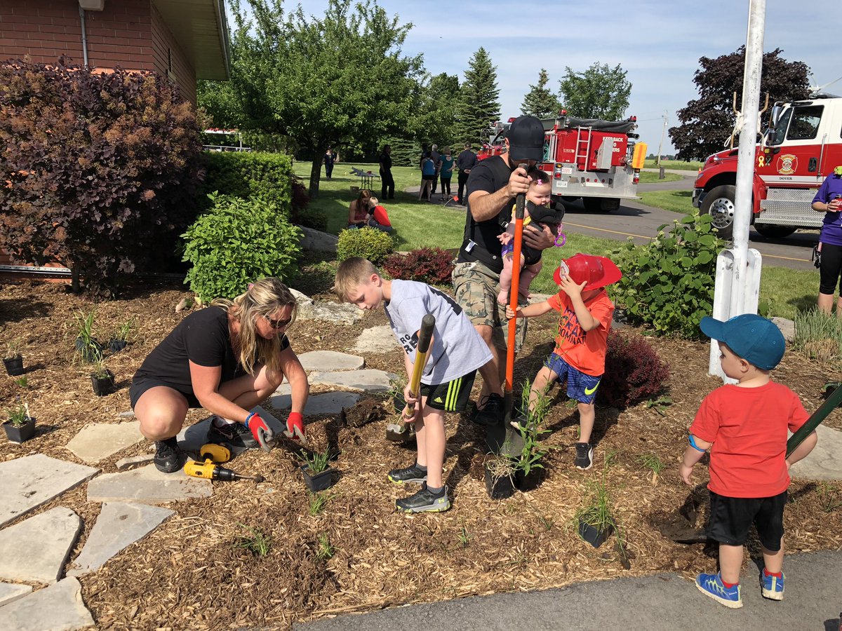 mounsb2012's tweet photo. Un bel après-midi pour planter différentes espèces natives dans notre jardin avec les familles! @CscProvidence @EECStPhilippe @JP_Providence @DenisMRobert @JPGagnier @Cscp_CI #jardinpolinisateur#ontarionativescape#pollinatorpartnership#bbqenfamille#chathamkent https://t.co/N6QrFLyZ2x