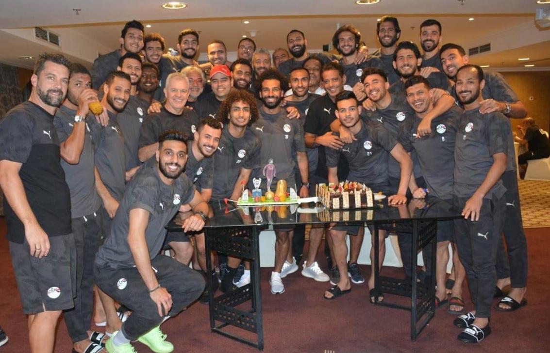 inkdots1's tweet photo. من احتفال المنتخب بصلاح بتتويجه بدوري ابطال اوربا 🏆
Look who is beside @MoSalah
Yes he is @HanyRamzyEGY 🇪🇬⚽
#mohamedsalah #hanyramzy #egypt #inkdots #digitalmarketing #magazine #youstage #theblacksquare https://t.co/KJMYSQ71n2