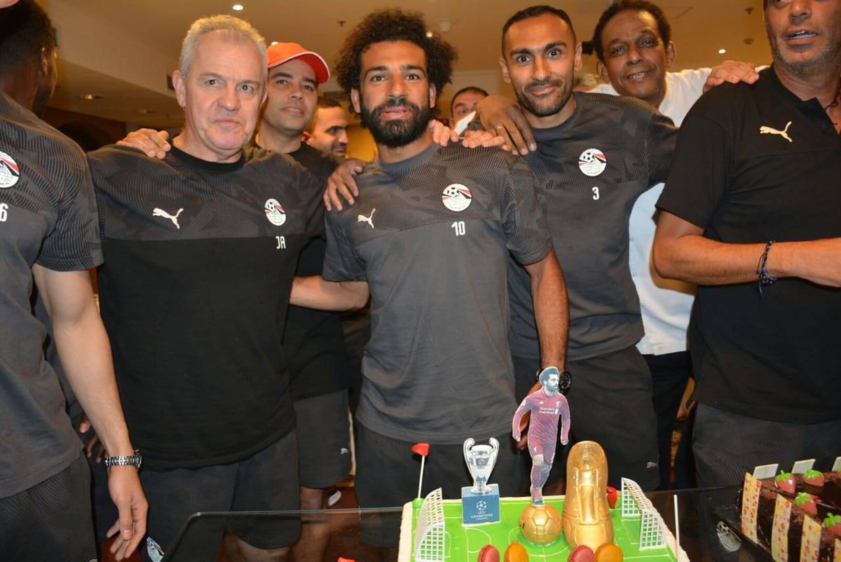 inkdots1's tweet photo. من احتفال المنتخب بصلاح بتتويجه بدوري ابطال اوربا 🏆
Look who is beside @MoSalah
Yes he is @HanyRamzyEGY 🇪🇬⚽
#mohamedsalah #hanyramzy #egypt #inkdots #digitalmarketing #magazine #youstage #theblacksquare https://t.co/KJMYSQ71n2