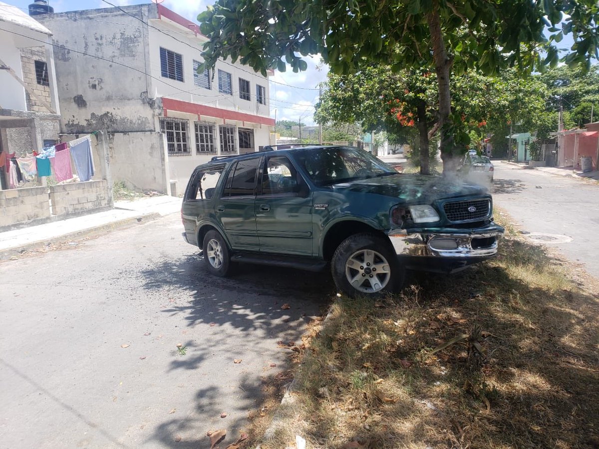 Noticaribe's tweet photo. ACTUALIZACIÓN | ABATEN A DOS SICARIOS EN ENFRENTAMIENTO CON POLICÍAS: Atacan delincuentes unidad de traslado de reos en un intento por rescatar a 'El Sincler' afuera de la cárcel de Cancún, pero son repelidos a sangre y fuego https://t.co/iu35WpSjIO https://t.co/fD0o30QYRK
