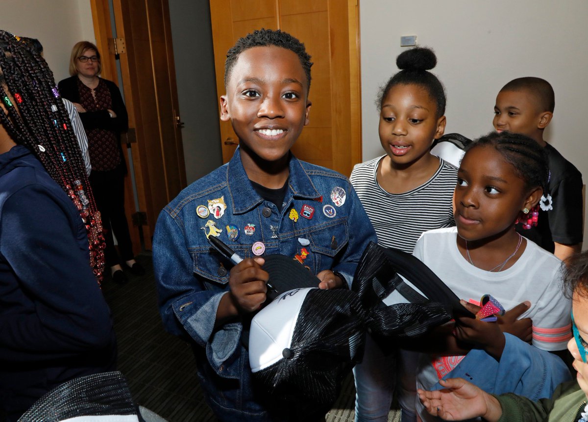 OnTheRedCarpet's tweet photo. The cast of @DisneyChannel new series “Just Roll With It" hosted a special screening for the Boys & Girls Club of Harlem. Series stars @tobiewindham3 #SuziBarrett #RamonReed #KaylinHayman led an interactive improv session with the kids. (Heidi Gutman) #disneychannel https://t.co/YMBxpCPf3H