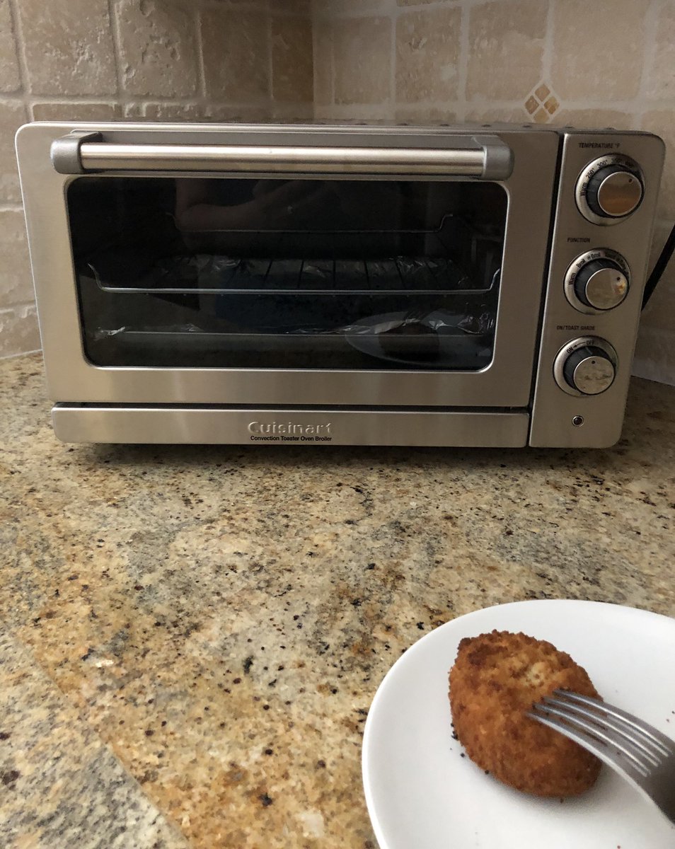 YogaWares's tweet image. My tip of the day: No need to heat up the house more than it is! Use a #ToasterOven to bake quickly and efficiently without the use of the BIG oven! Cred to my smartie friend! You know who are 😚 I just got mine! #baking #broiling