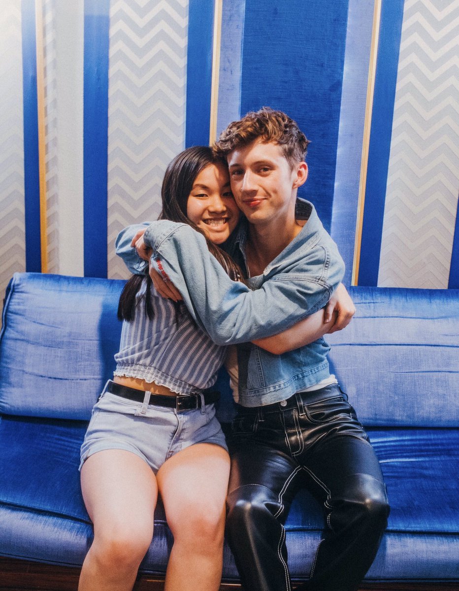 Troye_Polska's tweet photo. Nowe || Troye Sivan z fankฤ
podczas Meet&Great na #GoWestFest https://t.co/NqFhrS5aS3