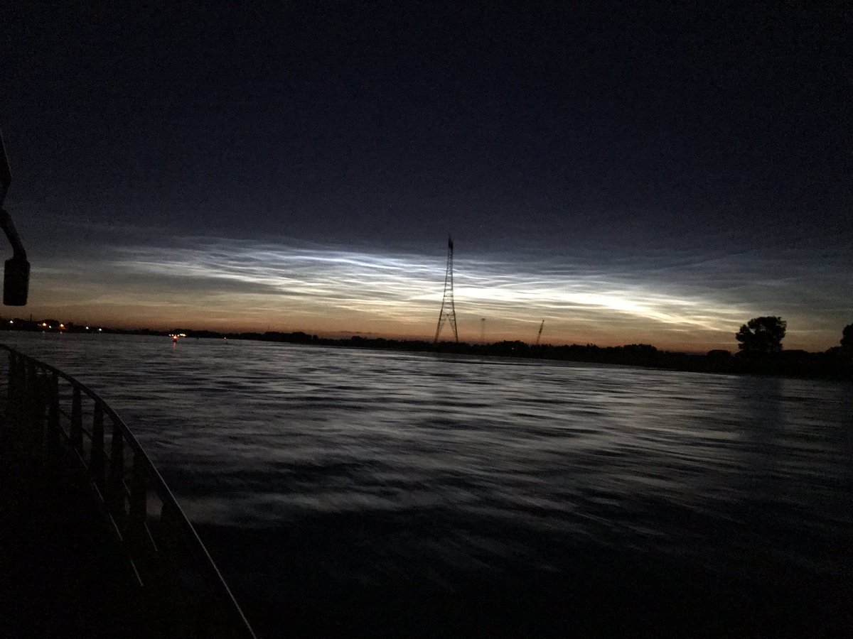 NieuwsVarik's tweet photo. RT @VLW_Siem: Nachtdienst #RWS72 #lichtendenachtwolken bijzonder #natuurverschijnsel afvarend ter hoogte van #Heesselt @Rijkswaterstaat @helgavanleur @KNMI @weeronline https://t.co/TQtPNpYrf0