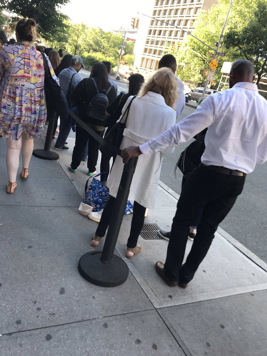 samplesally's tweet image. Crazy lines for @260SAMPLESALE in Soho - MCM and Ulla Johnson #samplesales a bock from each other!