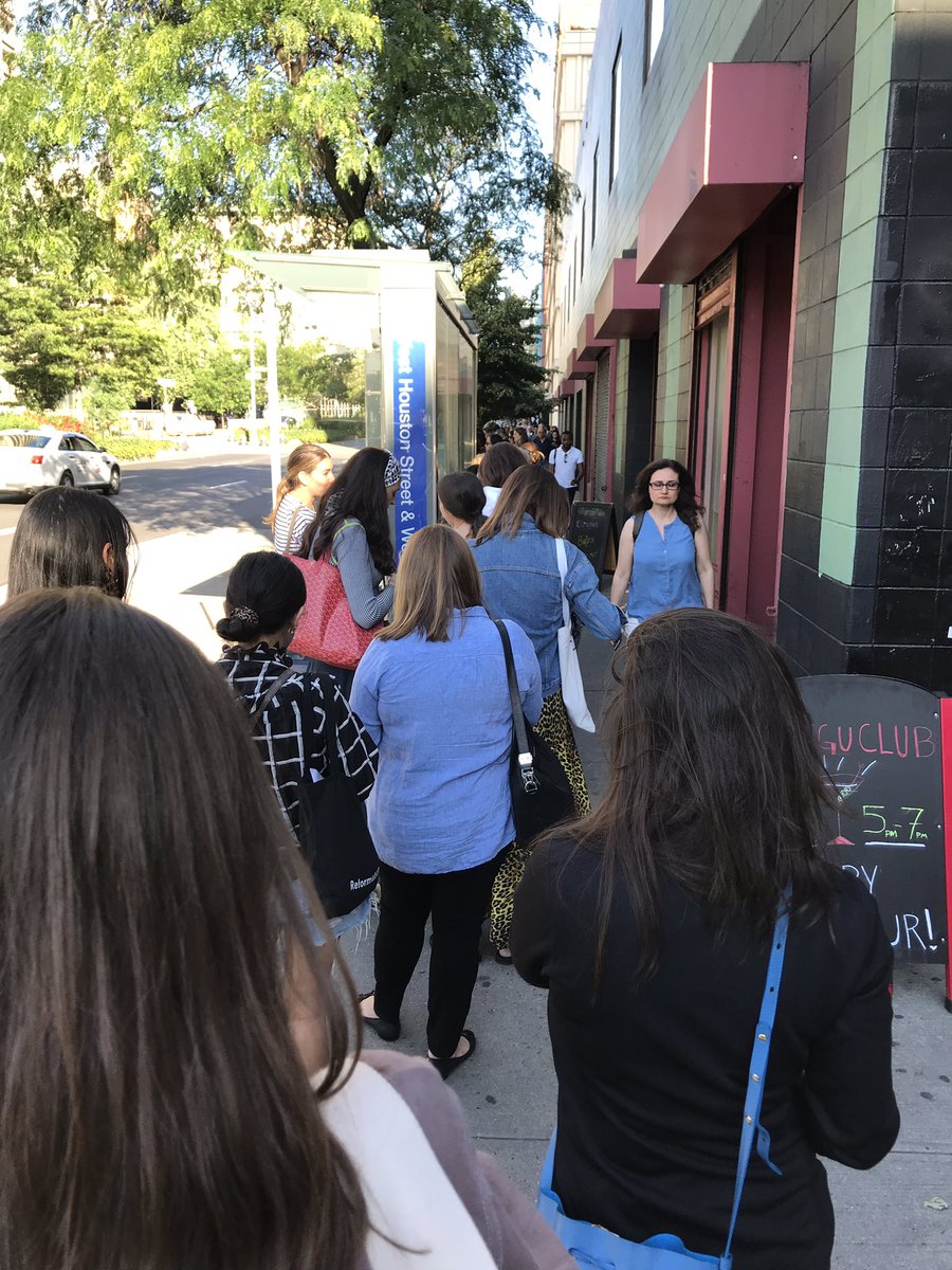 samplesally's tweet image. Crazy lines for @260SAMPLESALE in Soho - MCM and Ulla Johnson #samplesales a bock from each other!