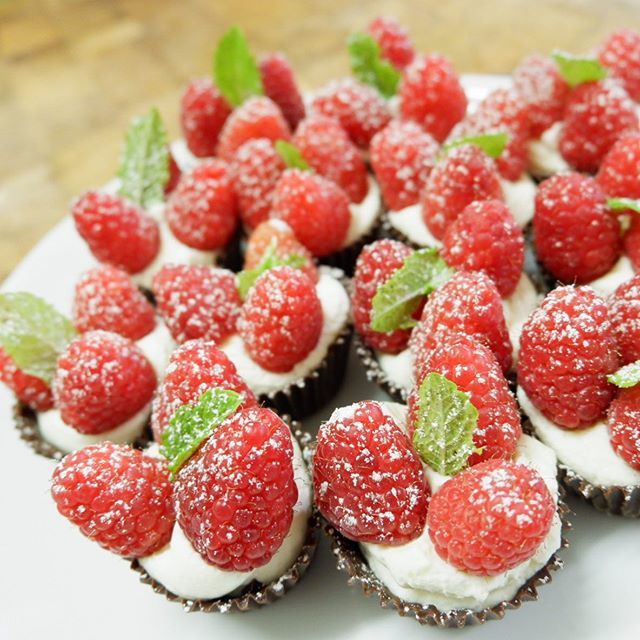 Cestino di cioccolato fondente con crema di formaggio e lamponi al corso di cucina della @locanda2camini.
Quel dolce non troppo dolce che chiude la serata con dolcezza ma non ti fa sentire in colpa 🙆🏻‍♀️😜😍 #corsidicucina #incontridigusto #solocosebuone #daleccarsiibaffi