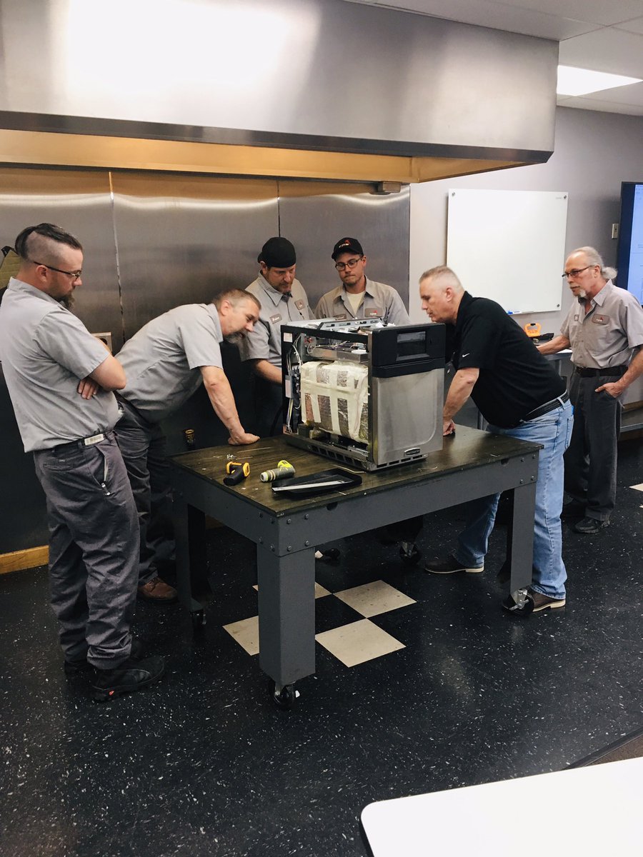 commercialparts's tweet photo. Hands-on training from one of the best today. @AmanaBrand @ZinkFSG #speedoven #micowave #train https://t.co/ZXW3qmRX0r