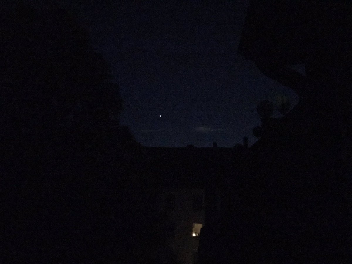ETHIKFAIL's tweet photo. Geht raus, und schaut euch den Jupiter an. Der leuchtet viel heller als es ein Foto mit der Handykamera darstellen könnte. Trotzdem: Der eine ganz helle Punkt da hinten - das ist der Jupiter✨🛰🌌 https://t.co/b2Kvjza9Yv