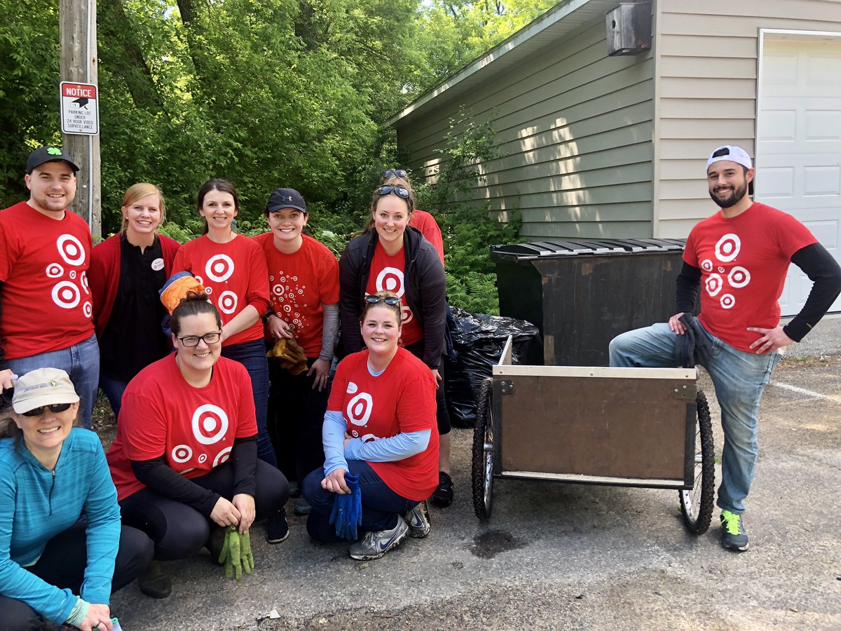 MorganBurkel's tweet photo. Oh how I love a little D111 volunteer collaboration! We had leaders and TMs from 1351, 2321, and 1068! We dominated that invasive species! 🎉🎉😎#UnitedWay #MyGivingMonth @Lisa_a_collins @ChrisPage30 @BRehnelt @Marisa_ann28 @kristine_ulrich https://t.co/SNKyYfLHPC