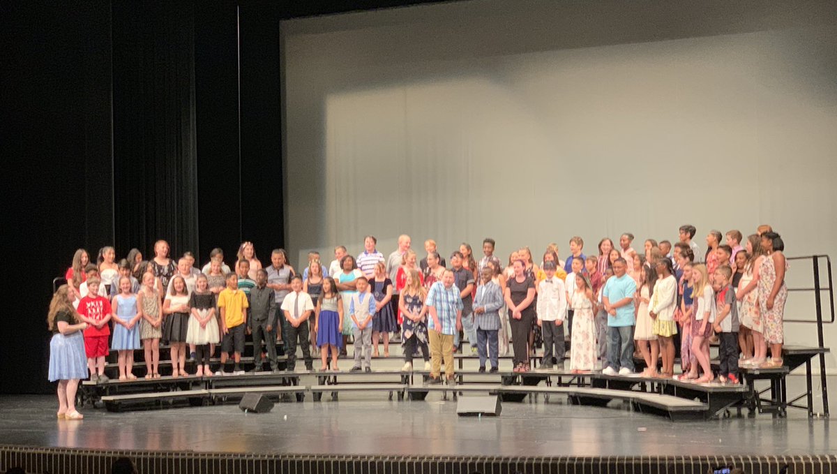 kellysuchanek's tweet photo. Celebrating my Donelson Hills Elementary kiddos, all of them! So lucky to have been their teacher, mentor, guide on the side! #wsdiee #DonelsonHills https://t.co/4mUjEm5Awt
