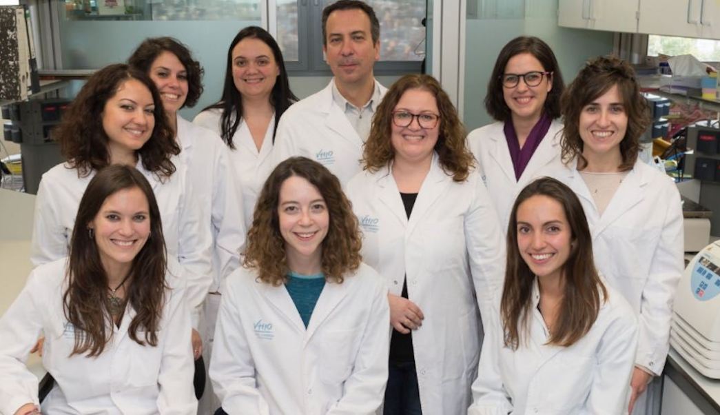FonsiLoaiza's tweet image. Este equipo de oncología del Vall d'Hebron de Barcelona ha desarrollado un fármaco que evita la metástasis del cáncer y reduce el tumor. Ojalá defendiéramos a este equipo médico y a la sanidad pública con el mismo entusiasmo que lo hacemos con nuestro equipo de fútbol.