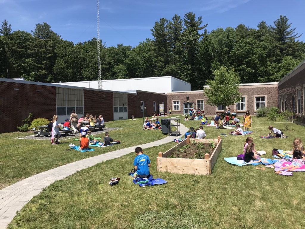 MrsMosgrober's tweet photo. Then... we ate a picnic lunch outside as a whole 2nd grade! #northschool #nsgrade2 https://t.co/baCtUB8YNk