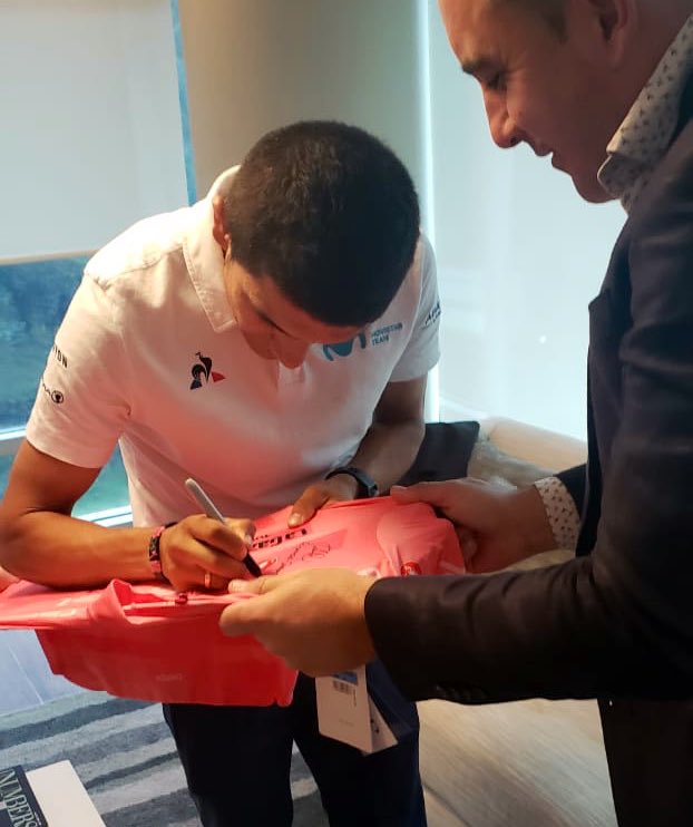 mario_sabato's tweet photo. Final de mi corta pero maravillosa visita a Ecuador! Una felicidad enorme y un privilegio poder acompañar al gran @RichardCarapazM en la llegada a su país! Gracias por este increíble regalo capo! Y gracias a toda la gente de Ecuador por tanto, tanto cariño! Espero volver pronto! https://t.co/P2bXXlN9HQ