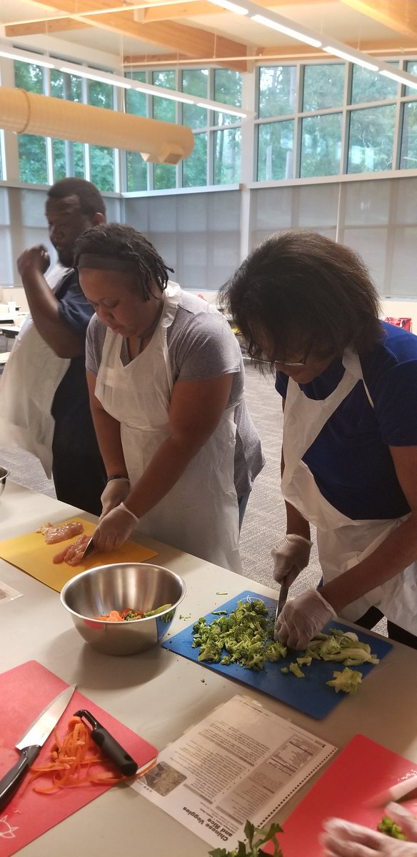 LetsMoveColaSC's tweet image. Our Let's Move! Columbia Family Wellness Challenge participants are learning some new healthy recipes tonight thanks to @scdhec. #letsmovecolumbia #cookingmatters