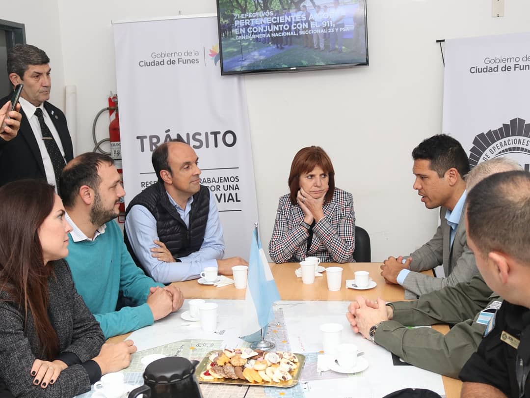 dleonbarreto's tweet photo. Con @PatoBullrich vamos a seguir trabajando para que #Funes no pierda su esencia, para que siga siendo la misma de siempre, segura para todos los vecinos.
Hoy junto a la Ministra de Seguridad recorrimos las instalaciones de nuestra COE y hablamos de los resultados obtenidos. https://t.co/9nAuxwskfY