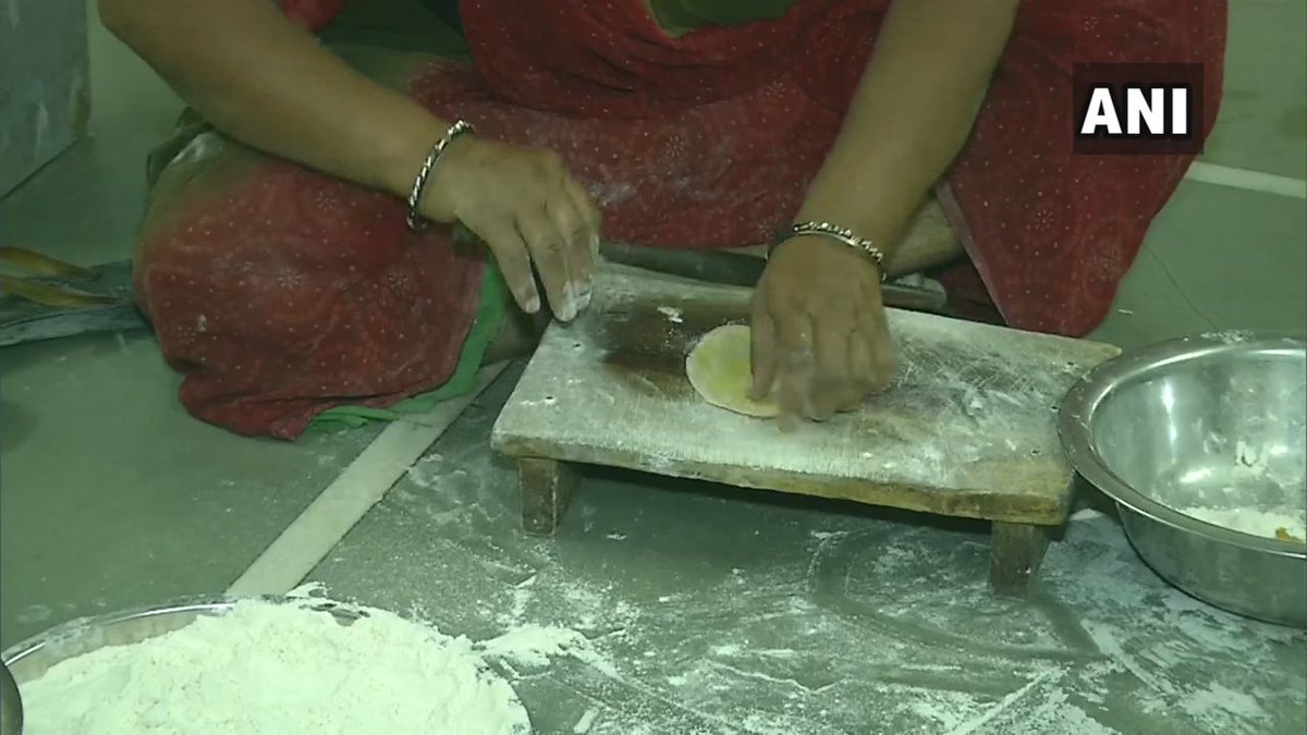 BabaBnarasXpose's tweet photo. #RT @ANI: Gujarat: Food packets being prepared by various groups in Rajkot, in the light of #CycloneVayu . The food packets will be dispatched to the cyclone affected areas of the state, as per the instructions by the govt officials. https://t.co/m4R0A0ZmPg
