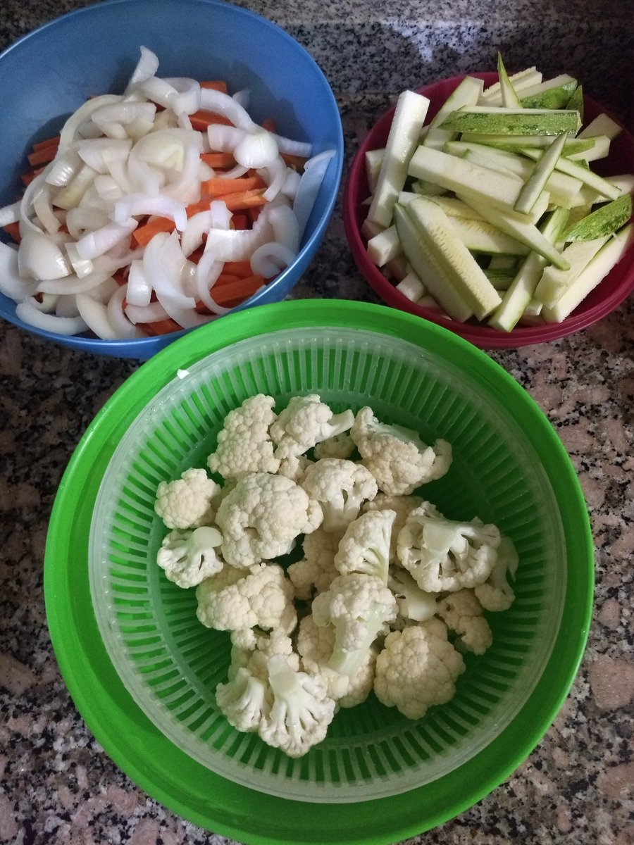sgfuertes's tweet photo. Fideitos salteados con cebolla, zanahoria, zucchini y coliflor. ¿Sí? ¿No? https://t.co/qAtpokBYiT