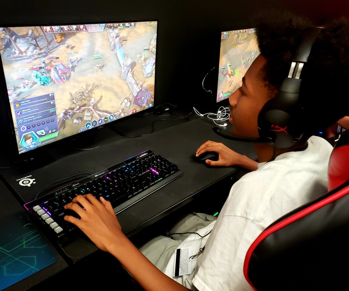 RedhawksGG's tweet photo. Night 3: @BlizzHeroes' Heroes of the Storm! @BlueTacticGamer is planning strategy with his team. Good luck! #hots #heroesofthestorm #esports #MiamiOH https://t.co/KpRL2Fe0YJ