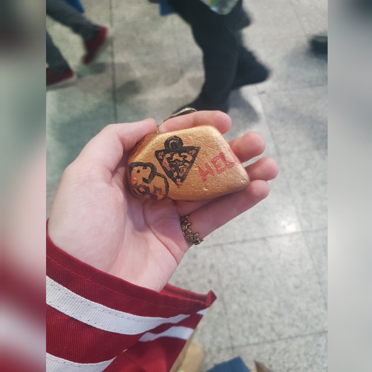 HelensRocks's tweet photo. This rock was placed at one of the escalators at MCM London 2019, London ExCeL, London, England, United Kingdom ๐ฌ๐ง
#HelensRocks #Travel #Elephant #InHerMemory #Cancer #PrideMonth #MCM #ComicCon #Cosplay #YuGiOh #Bakura #Hieroglyphics https://t.co/1gsvkne6l5