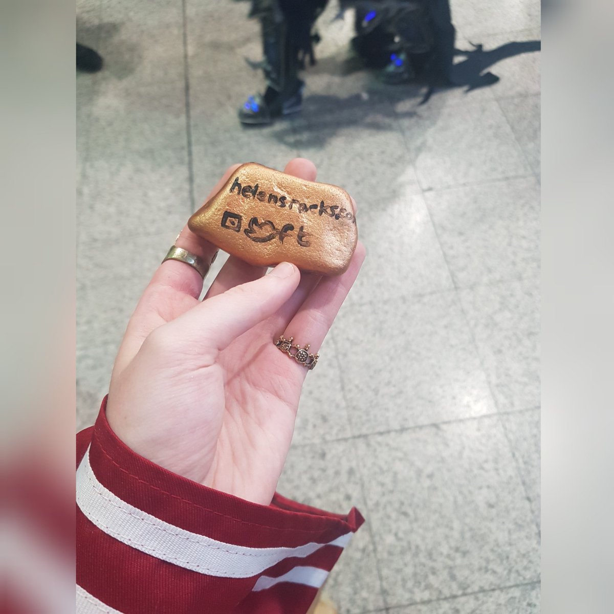 HelensRocks's tweet photo. This rock was placed at one of the escalators at MCM London 2019, London ExCeL, London, England, United Kingdom ๐ฌ๐ง
#HelensRocks #Travel #Elephant #InHerMemory #Cancer #PrideMonth #MCM #ComicCon #Cosplay #YuGiOh #Bakura #Hieroglyphics https://t.co/1gsvkne6l5