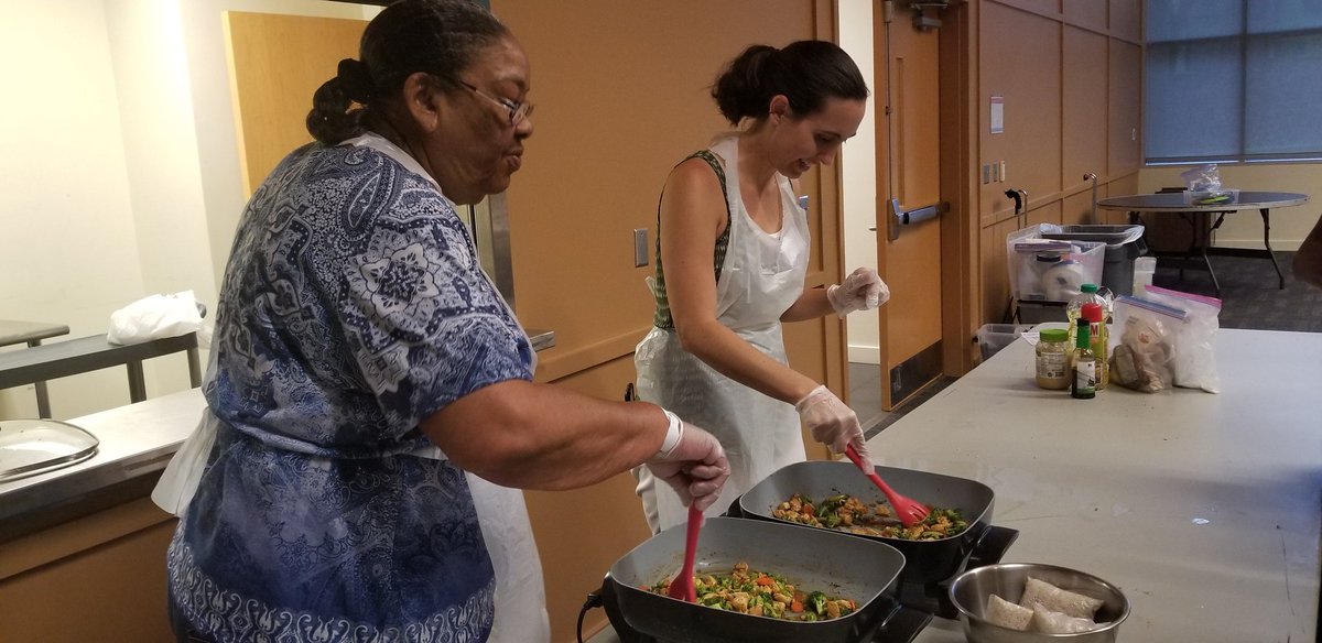 LetsMoveColaSC's tweet image. Families made parfaits, and Chinese veggies and rice. #letsmovecolumbia #cookingmatters