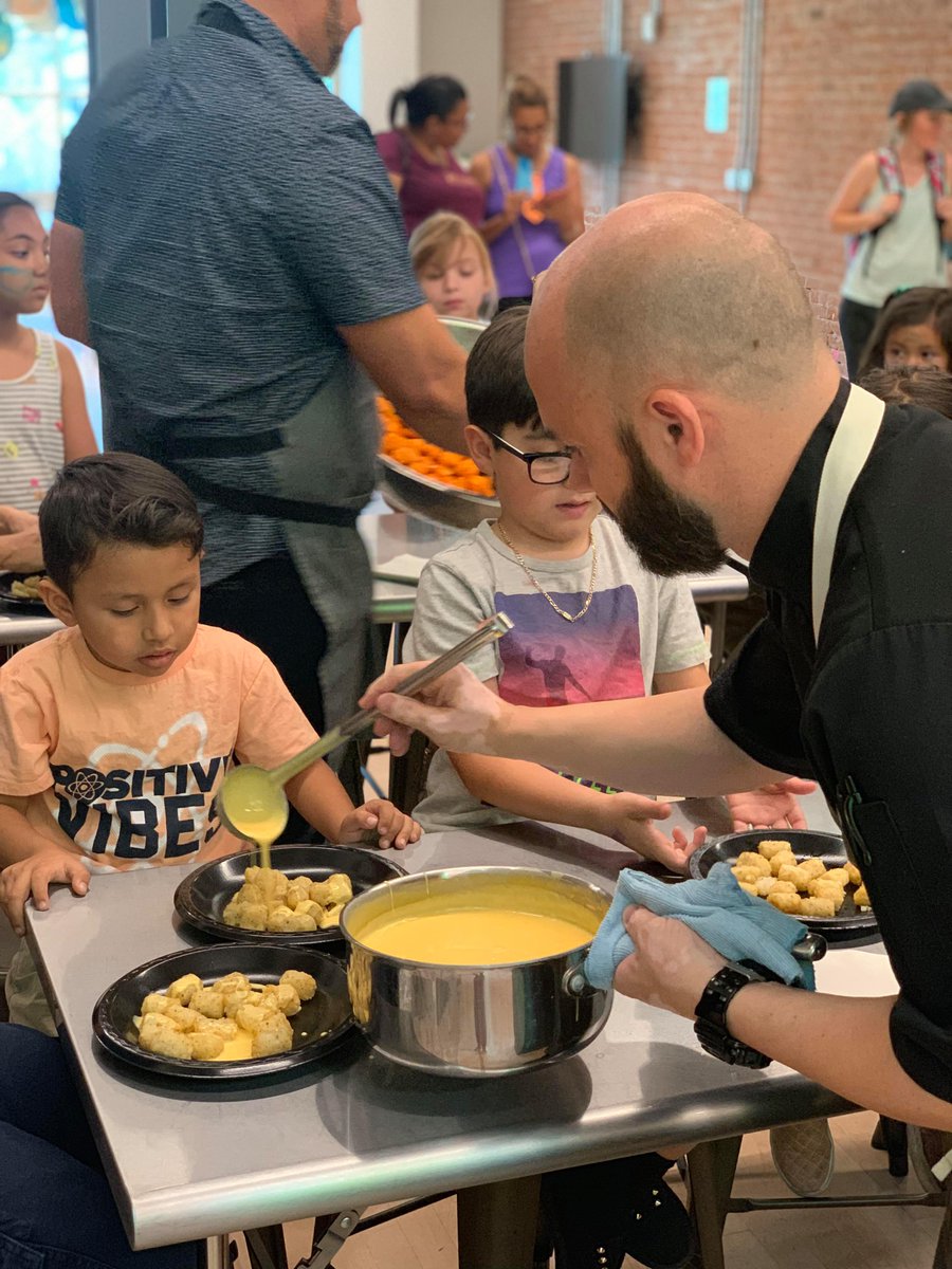 ChildMuse's tweet photo. Tater tot nachos and pizza, oh my! A BIG thank you to Chef Justin Woodard from The Vig for teaching us how to make TWO delicious dishes in our KIDchen! https://t.co/gQwbrKJeVP