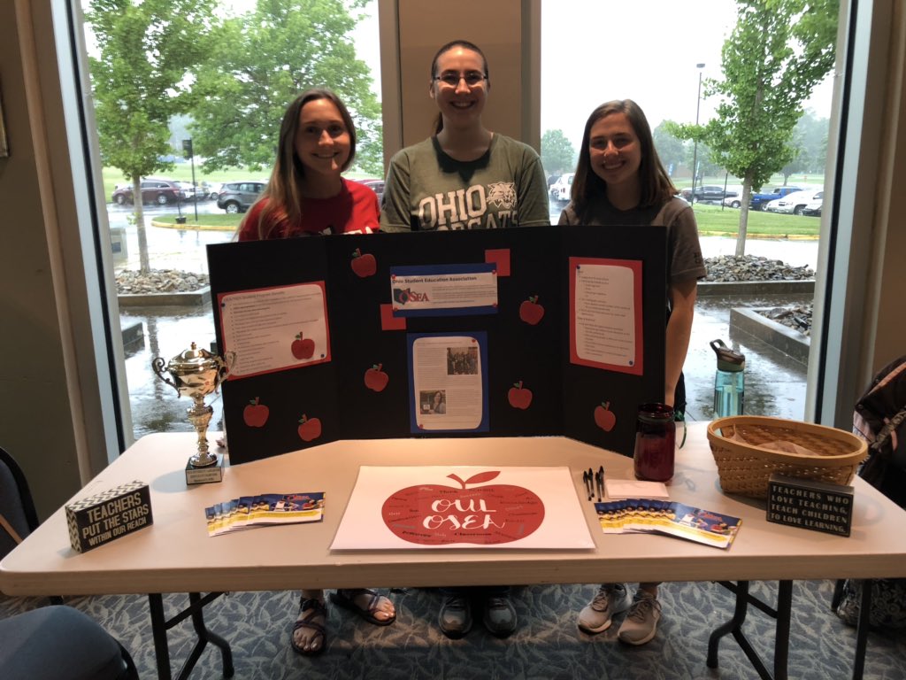 MsPhillipsss's tweet photo. Recruiting new education majors to join this amazing experience with us! 🍎  #OhioStudentEducationAssociation #OEA @OSEAOUL @ohiou_lancaster https://t.co/9MF9Y02Wdf