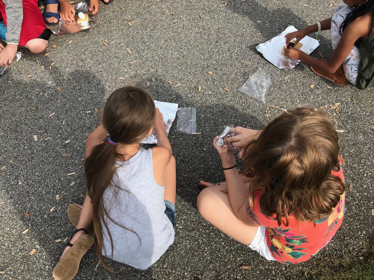 ScottiesFirst's tweet photo. S’mores and reading with our buddies 🍫 #scottiepride #sutscotties #firstgrade https://t.co/dqNqQ6oeMG