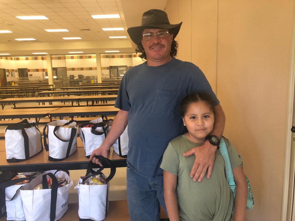 marcoyyouthdev's tweet photo. Exciting day today! Families at Manatee and Parkside received food bags from our partners on Marco, Our Daily Bread Food Pantry. @MarcoYCommunity @MarcoFoodPantry #BestSummerEver #YMCA https://t.co/Ol9vZ1pZUk