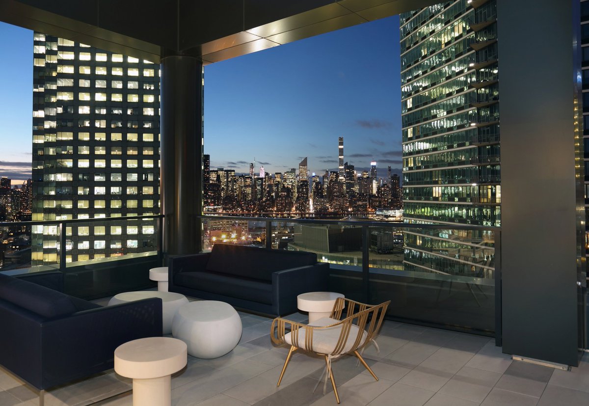 inhabitat's tweet photo. With its dramatic views and appealing social spaces, this community is an ultimate apartment goal!
📍Location: Long Island City, NY
🏠Community: Watermark LIC
👉🏼https://t.co/NFGoYA3qET
@GreystarApts @WatermarkLIC
#ApartmentRatings #TopRated #TopRated2018 https://t.co/ileLvDubbs