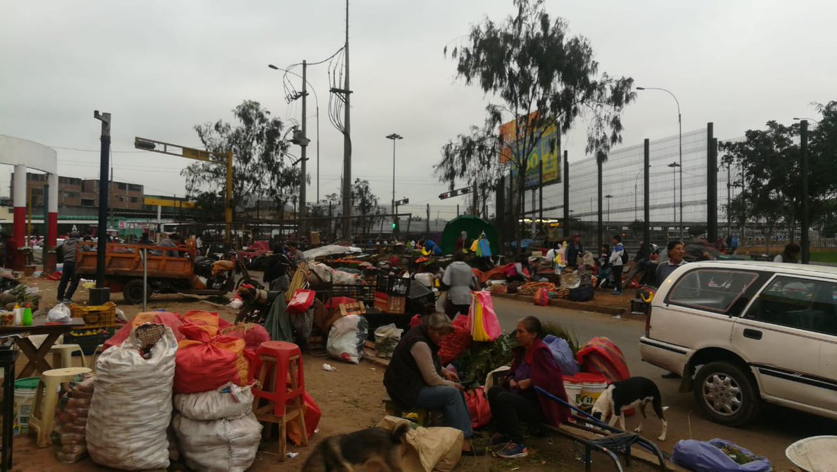 RutaExito's tweet photo. Nuestra reportera, Maria Elena Inga, estuvo en la avenida Zarumilla, cerca a la estación Caquetá del distrito de San Martín de Porres. La informalidad se sigue apoderando en las calles de Lima. ¿Algún día acabará? 🤔 https://t.co/hA9SBTfLcG