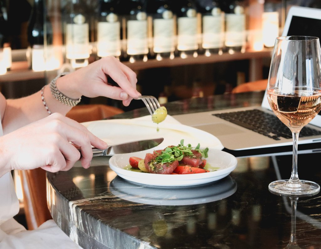 Tonight, you’ve got to order wine, it’s ½ off on selected wine bottles! We know you want to! 🥂#verreonthewater #verreyvr