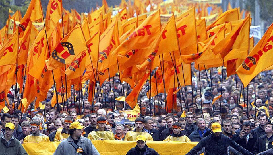 Trump's not afraid of marches. He's not afraid of prosecutors. He's not afraid of Republicans. He's afraid of exactly what Putin has been afraid of for 15 years—hundreds of thousands of people gathering in his capital and refusing to leave until he's gone: en.wikipedia.org/wiki/Orange_Re…