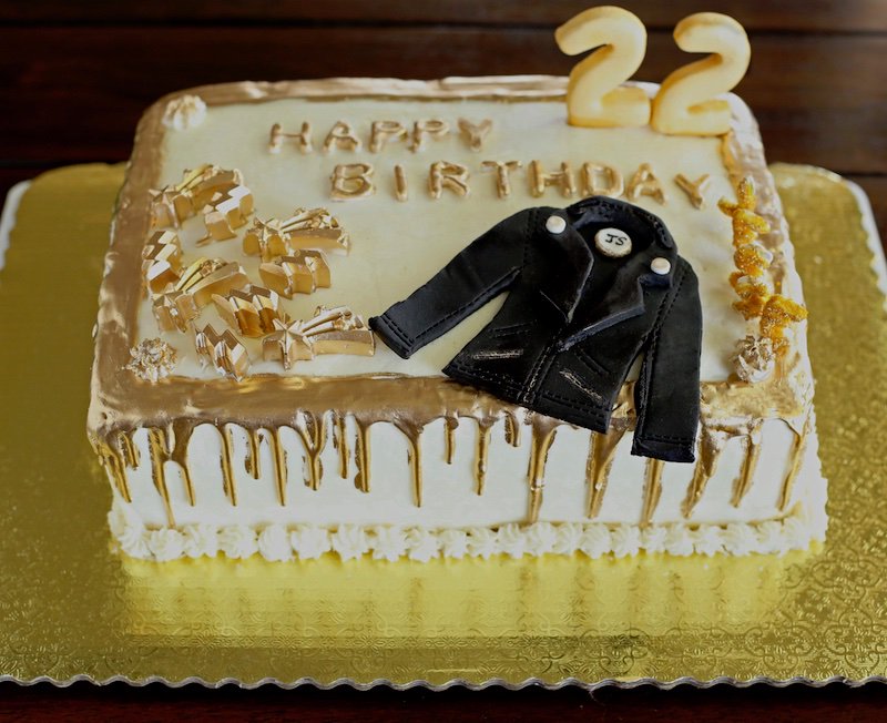 Here, here🎉After the widest gap 🖐
Goldened up vanilla sheet cake🏆 #baking #cake 
blessingsfrommykitchen.blogspot.com/2019/03/perfec…