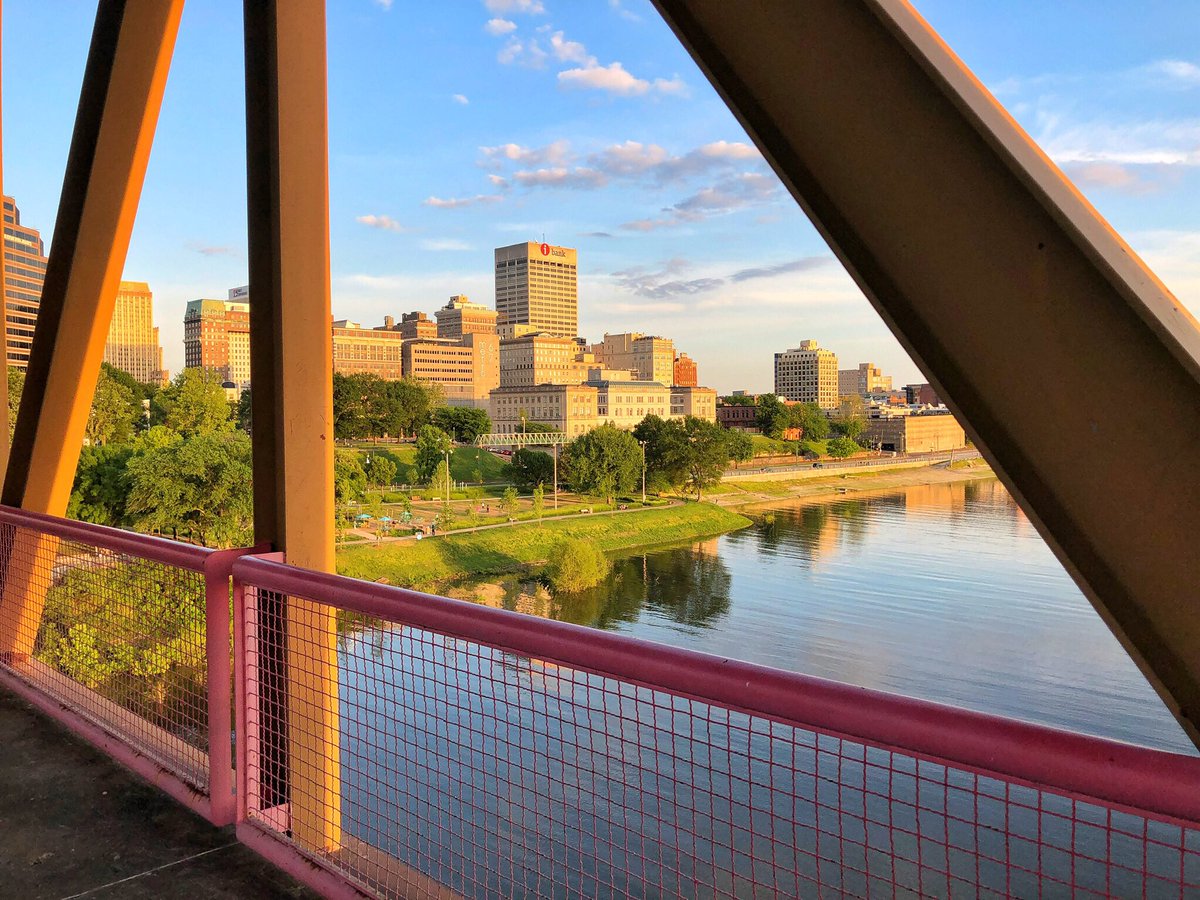 The skywalk to and from <a href="/MudIslandPark/">Mud Island Park</a> offers some of the most beautiful views of our city. #Memphis, I’ve got a serious crush on you!
🙌🏻〽️💙