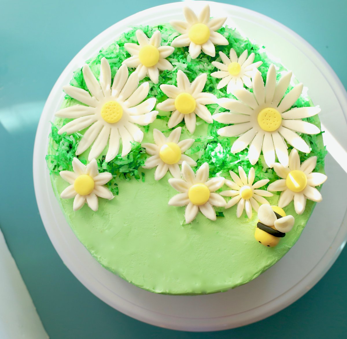 Project cake: Of daisies, cake and caramel fudge.
#ontheblog #cake
blessingsfrommykitchen.blogspot.com/2019/06/