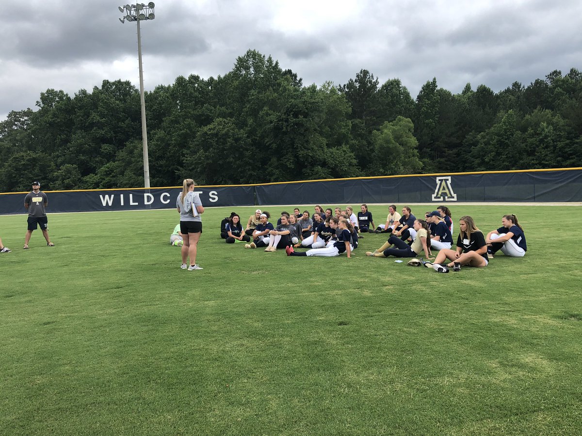 CheeFastpitch's tweet photo. It was great to get our first character education lesson in today. Thanks to Coach @ALStone_3 for a great message! Oh yeah, we had a very productive practice today too!
#CoachingCharacter
#BiggerThanSoftball
#WhateverItTakes https://t.co/vrpj5mwSBR