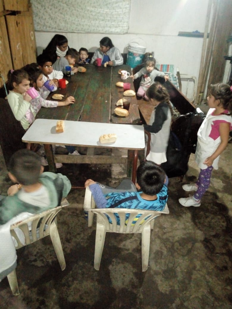 agrupPalh's tweet photo. Un día de trabajo resumido en algunas fotos.
¡Hoy Miércoles lleno de actividades!

FiNes y merendero "Familia Grande" en Don Orione.
Apoyo escolar en Solano.
Entrega de verdura en todas las localidades. https://t.co/MYrb5I7F2C
