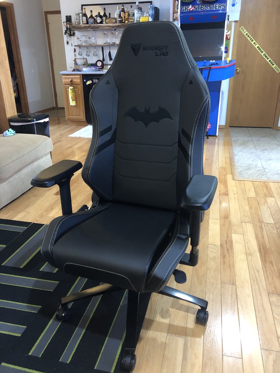 jamesmay4847's tweet photo. Loving my new Omega 2020 Dark Knight edition chair from @secretlabchairs https://t.co/ycJrcE59k1