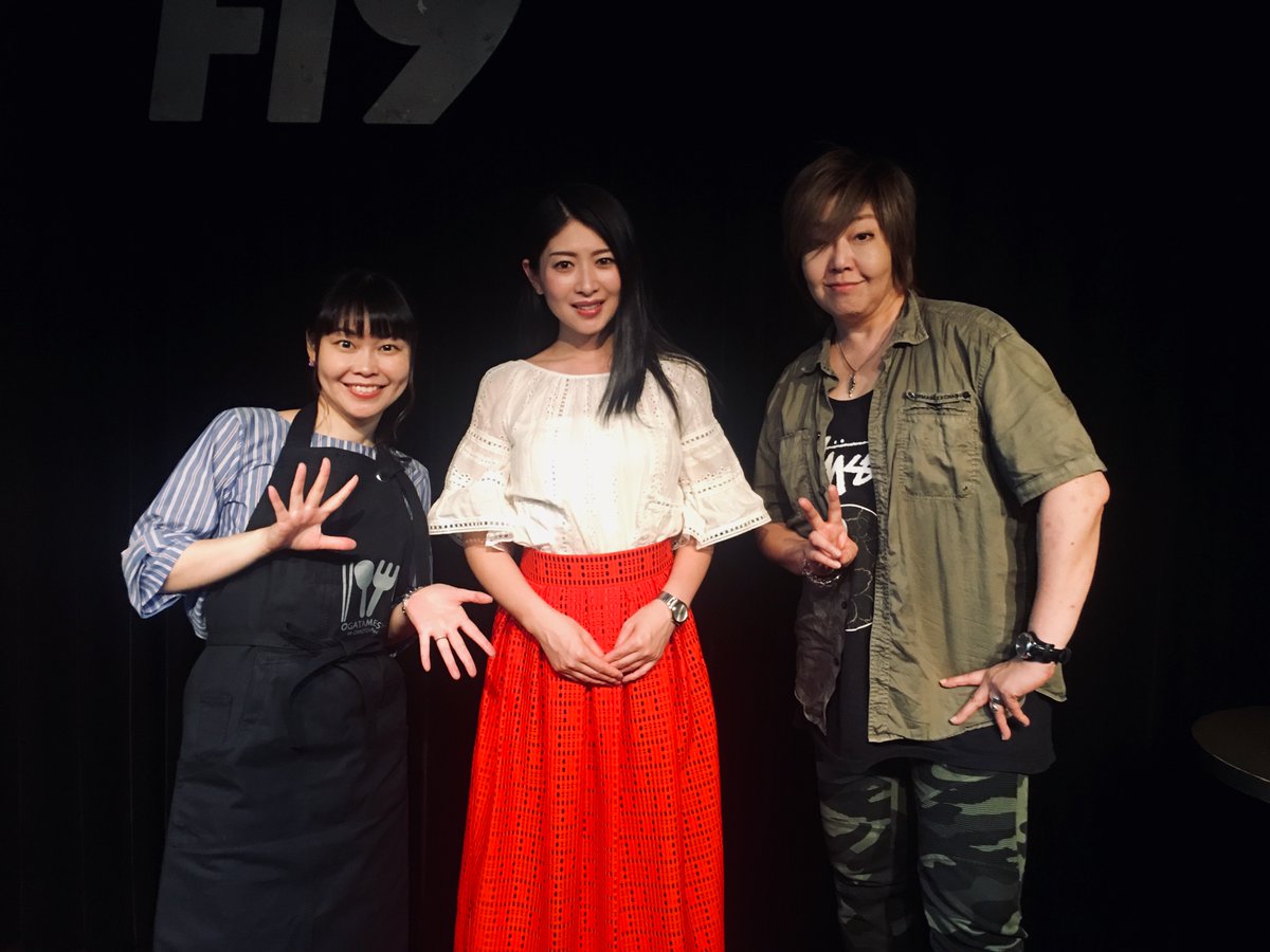 緒方恵美 劇薬 Dramatic Medicine 4 21発売 A Twitter オガタメシdeオモテナシ お客さんにまでクラッカー等持たせて の儀武嬢発案 サプライズお祝いありがとう 笑 幸せな夜でした みのりんは相変わらず綺麗で だけどちょっと抜けてて 可愛い 持ってて