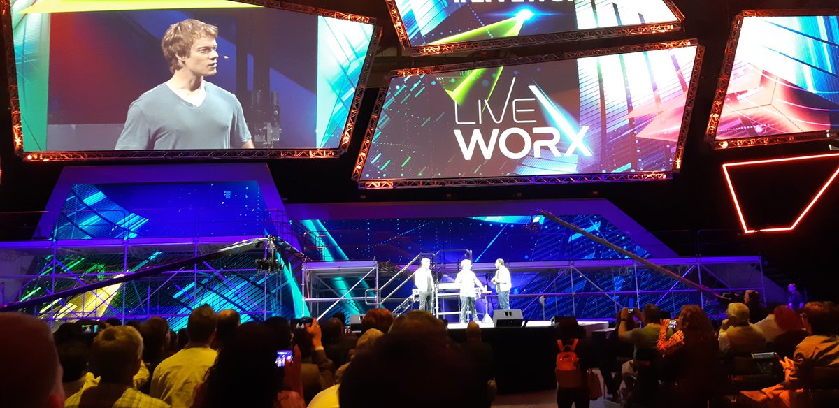 LEAN_TI_'s tweet photo. Finalmente la sesión de hoy en el #liveworx terminó con una visita de @GameOfThrones por parte de Robb Stark, Theon Greyjoy y los White walkers #DisruptionIsComing #LiveWorx https://t.co/4b6zRZ4tQn