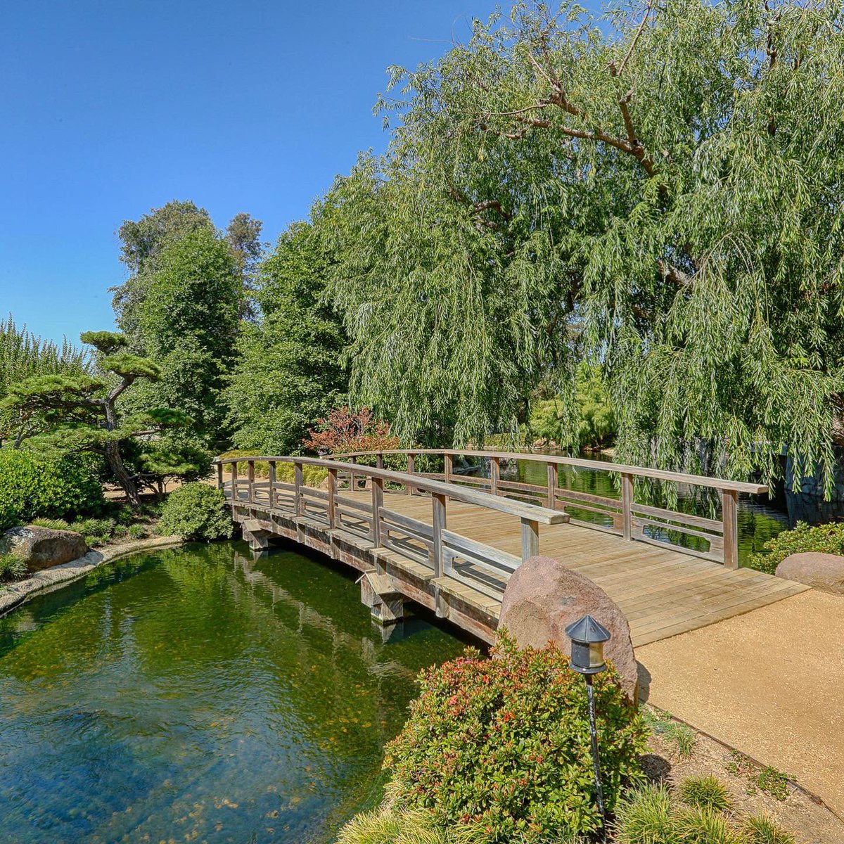 japangardenLA's tweet photo. #Bridges 🌉 
The three styles of bridges @japangardenla are fording, transition, and viewing.
The #LogBridge for #fording has 4 foundation stones, but because "four" and "death" sound alike in #Japanese a nearby fifth stone is added to avoid misfortune.
👉 https://t.co/5xg7xBwP87 https://t.co/ovNbNW7tYu
