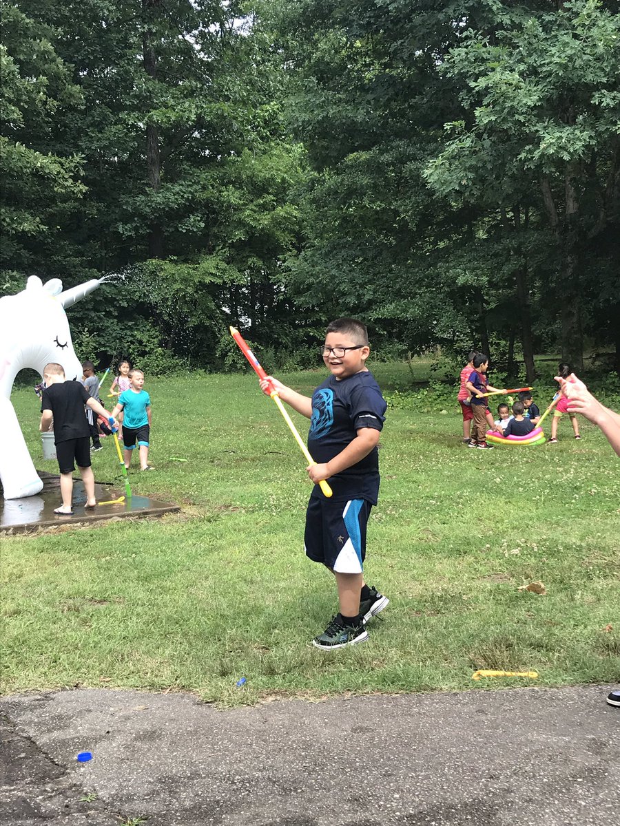 MsPaulusPups's tweet photo. Water day fun!💦💧☔️@BellwoodBulldog #OneCCPS #BWESKPUPS #kindercrew #kpod #welcometomycrazyworld https://t.co/VmN0eZbIHE