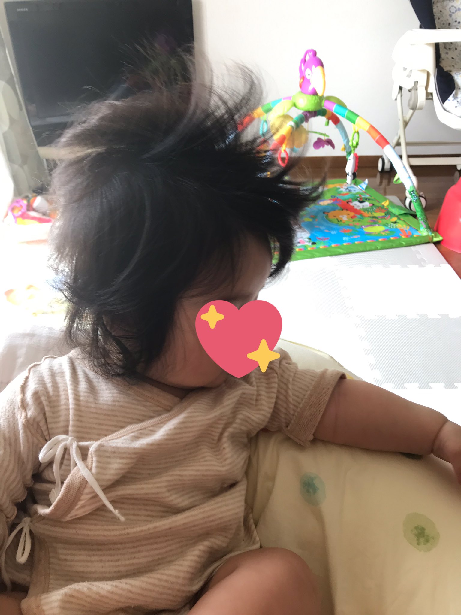 室 照美 フリーアナウンサー 生後6ヶ月 ついに 断髪式 生まれた時から髪の毛ビッシリ よ く伸びて ソフトモヒカンだったコムロの髪の毛 約8cmカット 爆毛赤ちゃん 目指そうかとも思ったけれど 笑 記念に 赤ちゃん筆になりまーす